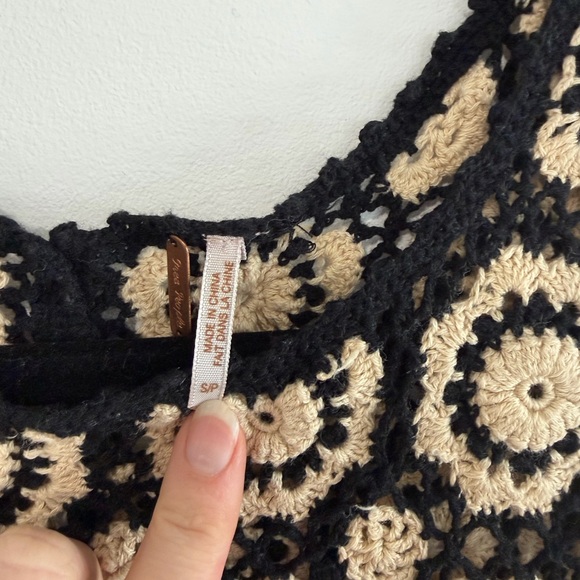 Black and Cream Sleeveless Crochet Dress - Picture 2 of 3